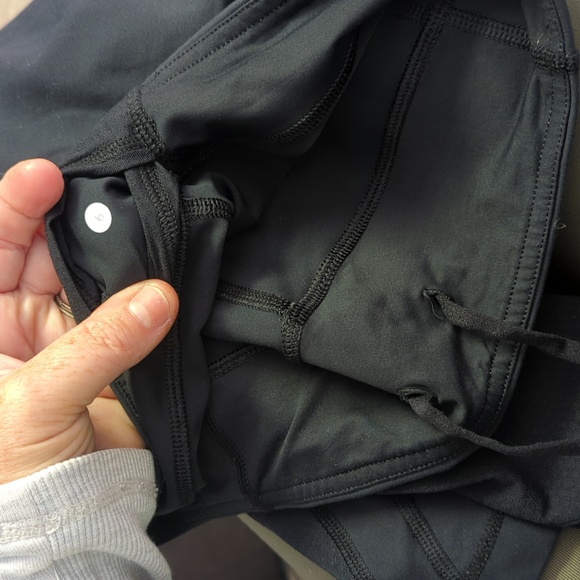 Lululemon everyday. Black crop these are super comfy size 6 - Picture 4 of 4